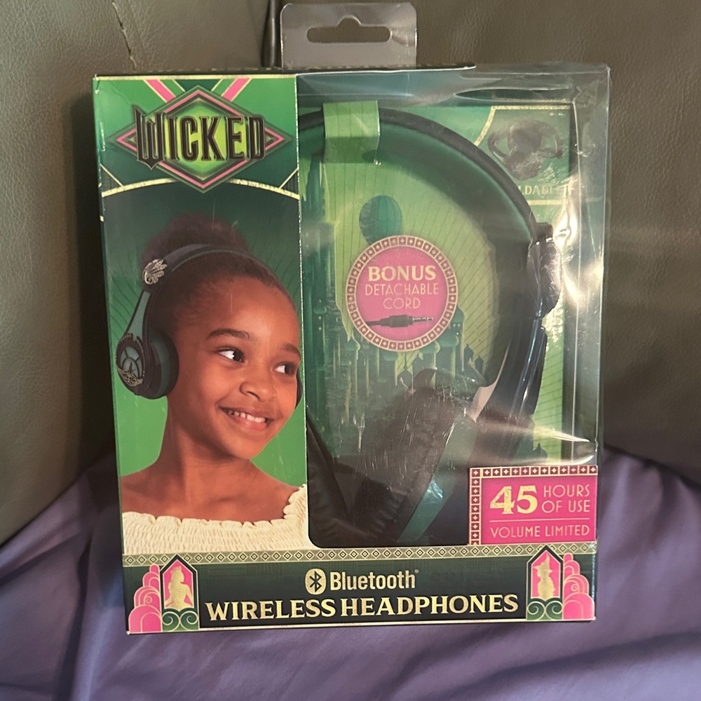 BNWT Wicked Bluetooth Wireless Headphones - Green & Black Elphaba is the style!